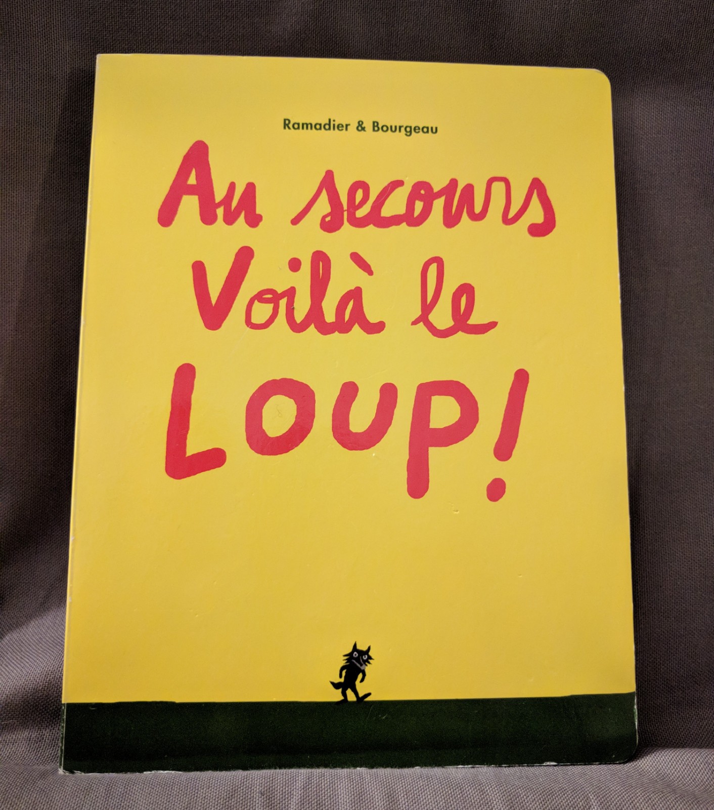 au secours voila le loup couverture